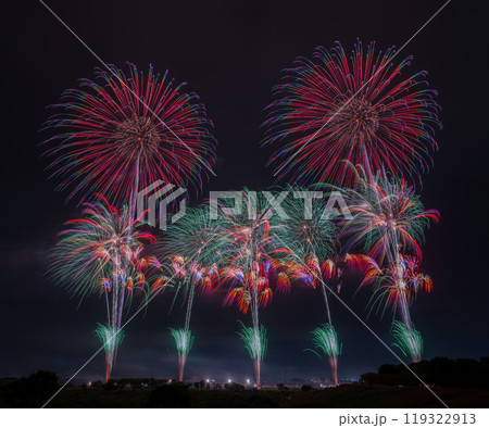 約三万発の花火が夜空を彩る利根川花火大会、四大花火師の競演の日本一美しい花火、芸術花火、アート 約三万発の花火が夜空を彩る利根川花火大会、四大花火師の競演の日本一美しい花火、芸術花火、アート 119322913