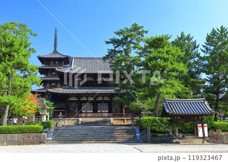 【奈良県】快晴の法隆寺　五重塔と中門 119323467
