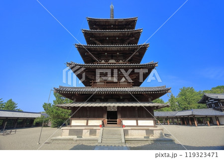【奈良県】快晴下の法隆寺　五重塔 119323471