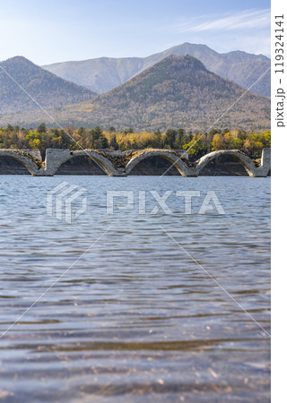 秋晴れの日の旧国鉄士幌線タウシュベツ川橋梁　北海道上士幌町 119324141