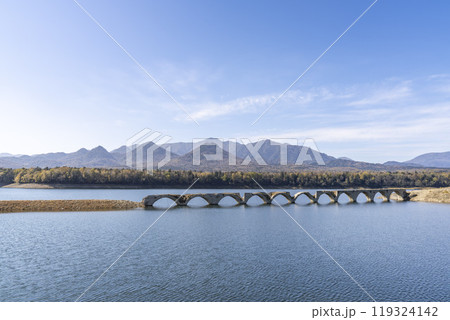 秋晴れの日の旧国鉄士幌線タウシュベツ川橋梁　北海道上士幌町 119324142