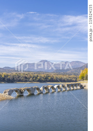 秋晴れの日の旧国鉄士幌線タウシュベツ川橋梁　北海道上士幌町 119324155