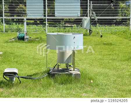 大阪管区気象台観測露場の雨量計（大阪市中央区） 119324205