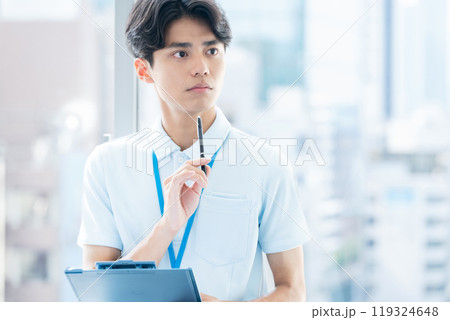 介護スタッフの男性 119324648