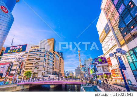 日本の横浜都市景観 10月。脱コロナ…賑わう横浜駅前・横浜ビブレや南幸橋などを望む 119325642