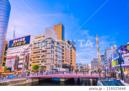 日本の横浜都市景観 10月。脱コロナ…賑わう横浜駅前・横浜ビブレや南幸橋などを望む 119325646