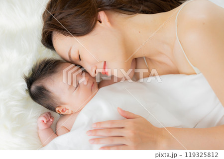 赤ちゃんとお母さん 119325812