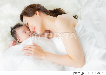 赤ちゃんとお母さん 119325813
