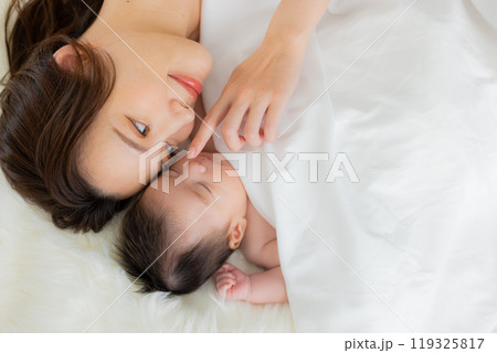 赤ちゃんとお母さん 119325817