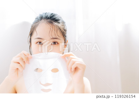 パックをする若い女性 パックをする若い女性 119326154
