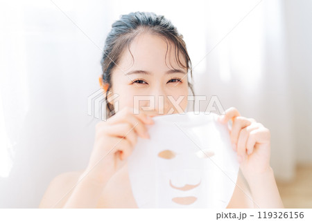 パックをする若い女性 119326156