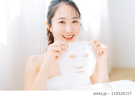 パックをする若い女性 119326157