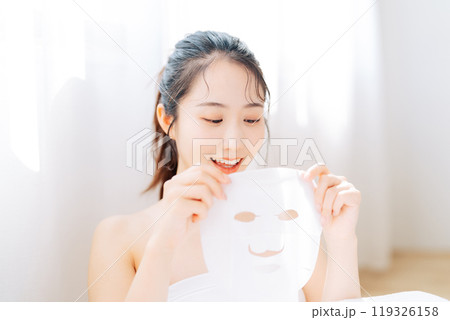 パックをする若い女性 119326158