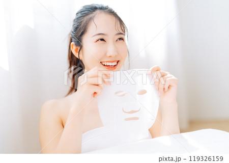 パックをする若い女性 パックをする若い女性 119326159