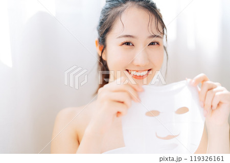 パックをする若い女性 119326161