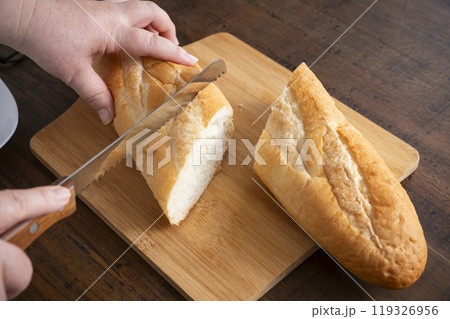 フランスパンをスライスする 119326956