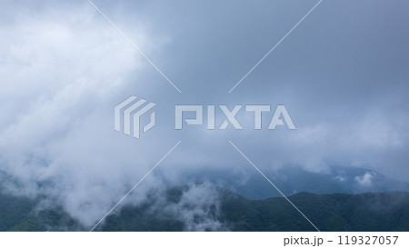 雨の日の山頂に覆いかぶさる雲 雨の日の山頂に覆いかぶさる雲 119327057