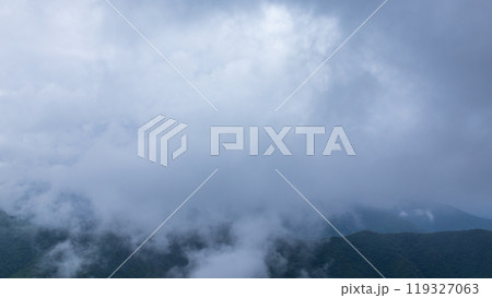 雨の日の山頂に覆いかぶさる雲 119327063