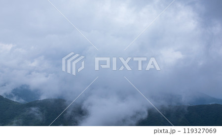 雨の日の山頂に覆いかぶさる雲 119327069