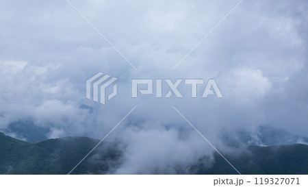 雨の日の山頂に覆いかぶさる雲 雨の日の山頂に覆いかぶさる雲 119327071