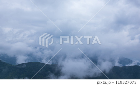 雨の日の山頂に覆いかぶさる雲 雨の日の山頂に覆いかぶさる雲 119327075