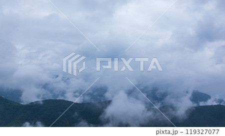 雨の日の山頂に覆いかぶさる雲 119327077