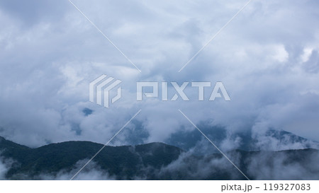 雨の日の山頂に覆いかぶさる雲 119327083