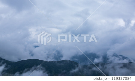 雨の日の山頂に覆いかぶさる雲 119327084