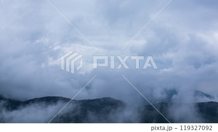 雨の日の山頂に覆いかぶさる雲 119327092