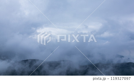 雨の日の山頂に覆いかぶさる雲 雨の日の山頂に覆いかぶさる雲 119327097