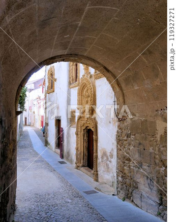 ポルトガル、コインブラの旧市街 古い路地と門 ポルトガル、コインブラの旧市街 古い路地と門 119327271