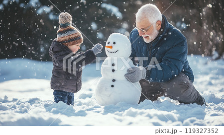 雪だるまと遊ぶ祖父と孫 119327352
