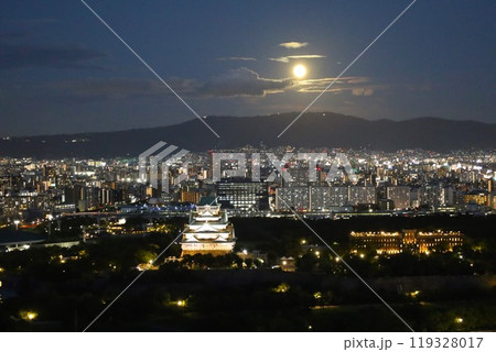 九月十八日、日本、大阪、関西、大阪城、満月、ハーヴェストムーン、うお座の満月に映える大阪城 119328017