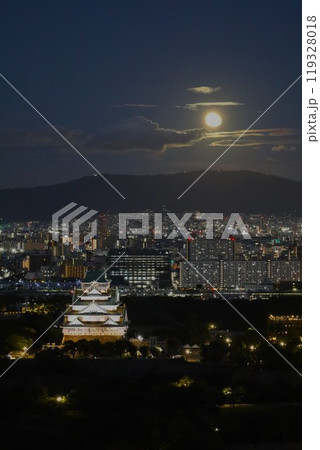 九月十八日、日本、大阪、関西、大阪城、満月、ハーヴェストムーン、うお座の満月に映える大阪城 119328018