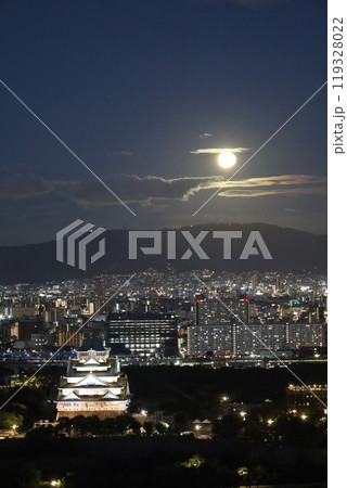 九月十八日、日本、大阪、関西、大阪城、満月、ハーヴェストムーン、うお座の満月に映える大阪城 九月十八日、日本、大阪、関西、大阪城、満月、ハーヴェストムーン、うお座の満月に映える大阪城 119328022