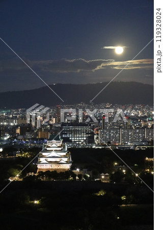九月十八日、日本、大阪、関西、大阪城、満月、ハーヴェストムーン、うお座の満月に映える大阪城 119328024