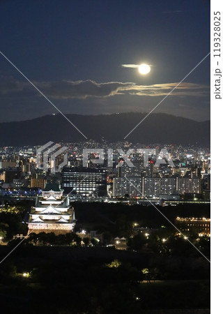 九月十八日、日本、大阪、関西、大阪城、満月、ハーヴェストムーン、うお座の満月に映える大阪城 119328025