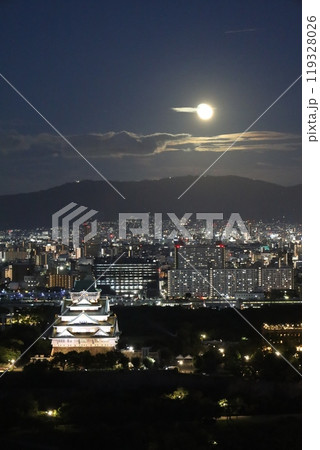 九月十八日、日本、大阪、関西、大阪城、満月、ハーヴェストムーン、うお座の満月に映える大阪城 九月十八日、日本、大阪、関西、大阪城、満月、ハーヴェストムーン、うお座の満月に映える大阪城 119328026