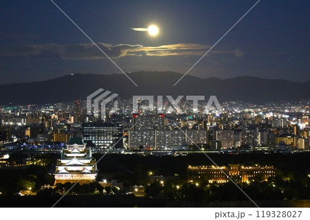 九月十八日、日本、大阪、関西、大阪城、満月、ハーヴェストムーン、うお座の満月に映える大阪城 119328027