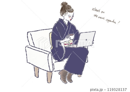 ノートパソコンで作業をする着物の女性 ノートパソコンで作業をする着物の女性 119328137