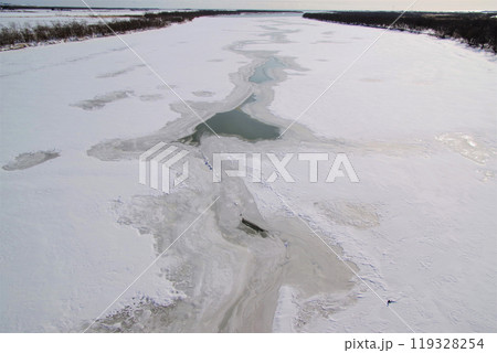 豊頃町豊頃大橋から凍てつく十勝川本流の自然現象1 119328254