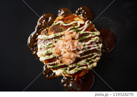 鉄板で焼いたお好み焼き 119328270