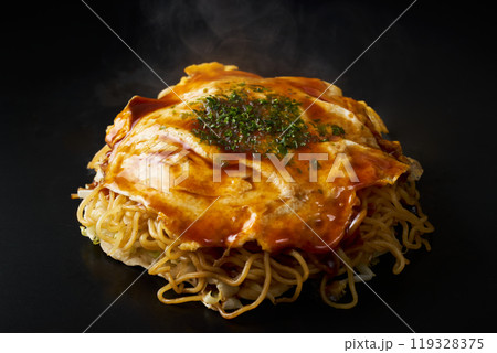 鉄板で焼く広島風お好み焼き 鉄板で焼く広島風お好み焼き 119328375