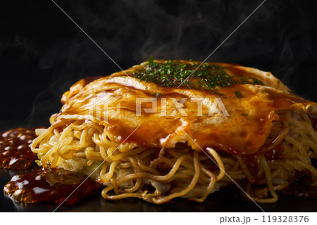 鉄板で焼く広島風お好み焼き 119328376