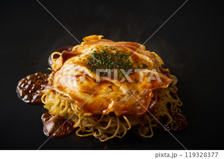 鉄板で焼く広島風お好み焼き 119328377