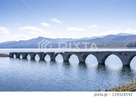 秋晴れの日の旧国鉄士幌線タウシュベツ川橋梁　北海道上士幌町 119328542