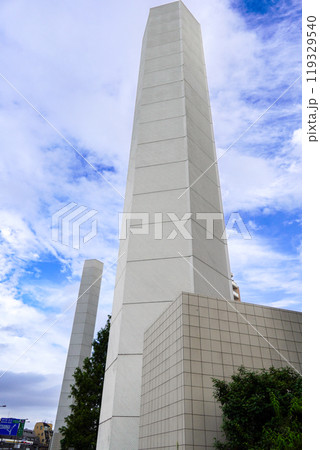 東大裏交差点にそびえ立つ首都高速の換気塔（東京都渋谷区） 119329540
