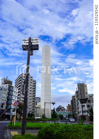 東大裏交差点にそびえ立つ首都高速の換気塔（東京都渋谷区） 119329542