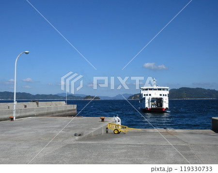 愛媛県・忽那諸島の二神島の港 愛媛県・忽那諸島の二神島の港 119330733
