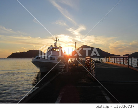 愛媛県・高浜港の夕暮れ 119330737
